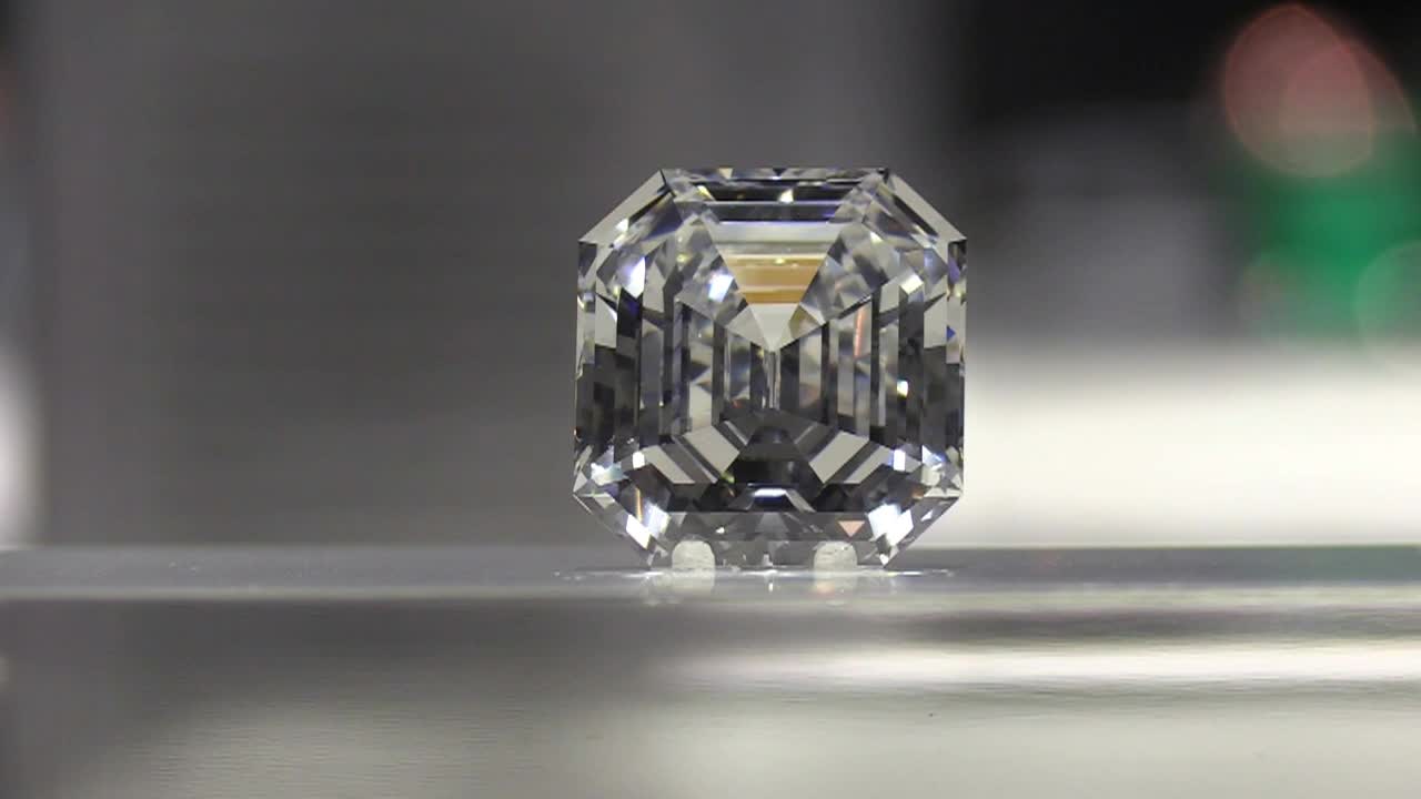 Thumbnail image for Out and About with Roger Martin: 100 Carats, Icons of the Gem World & Oddities & Curiosities